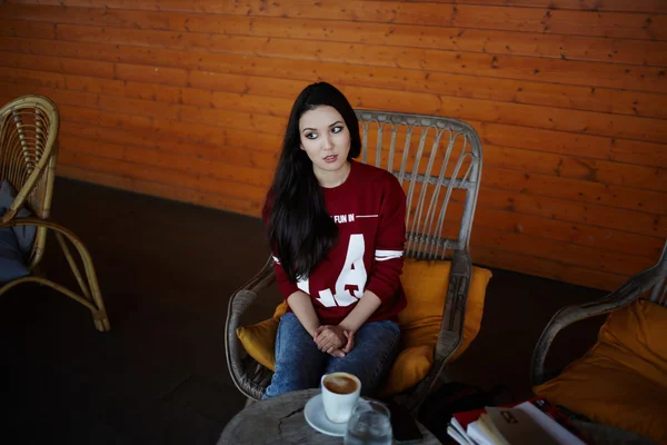 Hipster menina sentada no café — Fotografia de Stock