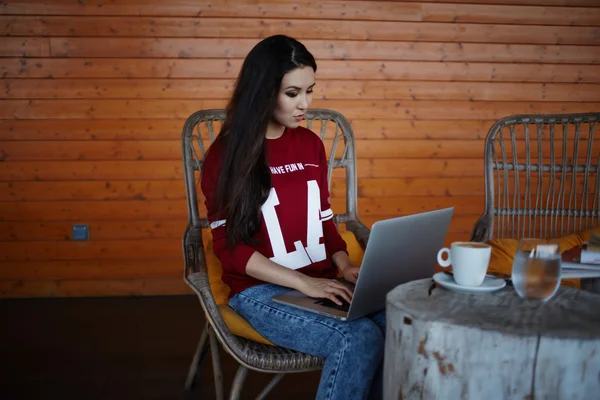 Young woman working with computer — Stock Photo, Image