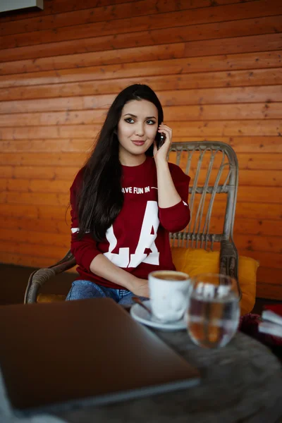 Mujer hablando en su teléfono celular —  Fotos de Stock