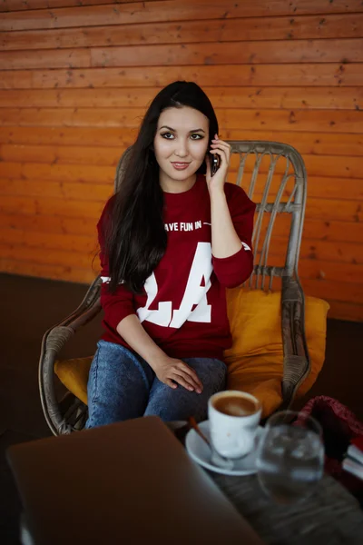 Woman talking on her cell phone — Stock Photo, Image