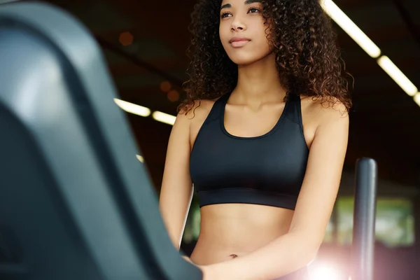 Donna che lavora in palestra — Foto Stock