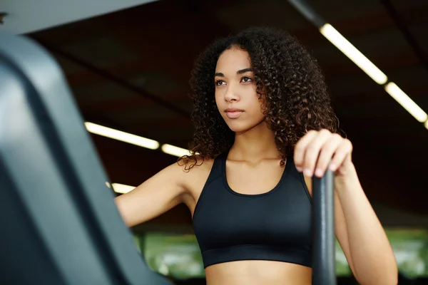 Mulher trabalhando fora no centro de fitness — Fotografia de Stock