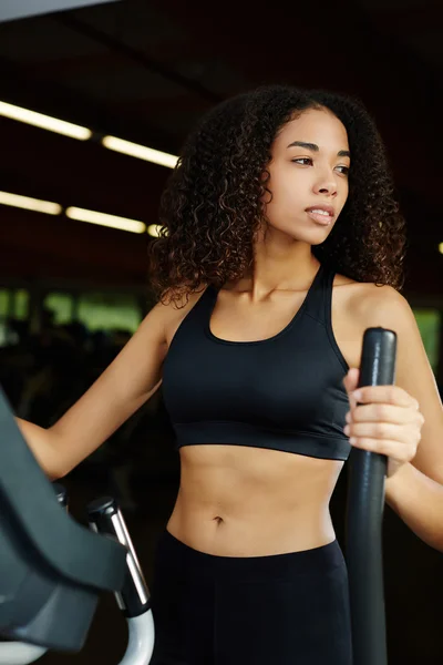 Modello di fitness che si esercita su una macchina cardio — Foto Stock