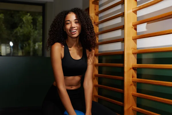 Chica con el pelo rizado divertirse — Foto de Stock