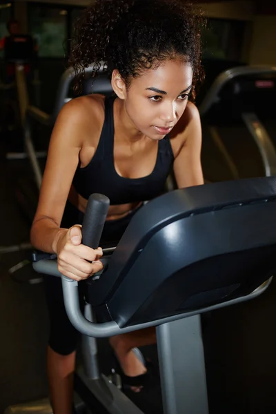 Attraktiv kvinna som tränar på gym — Stockfoto