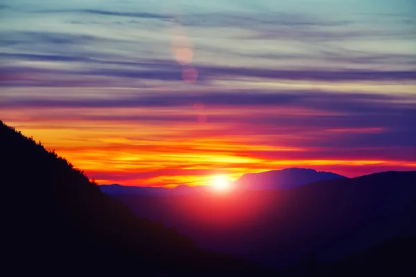 Färgstark solnedgång och solen strålar — Stockfoto