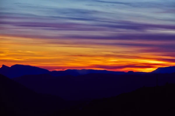Montañas con increíble puesta de sol colorida — Foto de Stock
