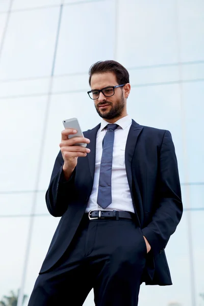 Affärsman läsa textmeddelande — Stockfoto