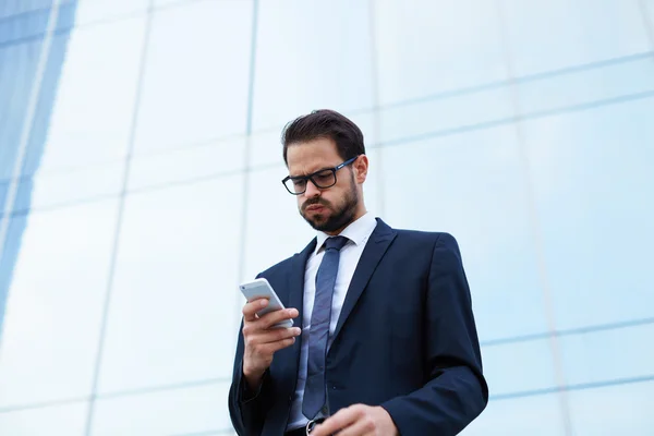 Businessman reading text message — Stock Photo, Image