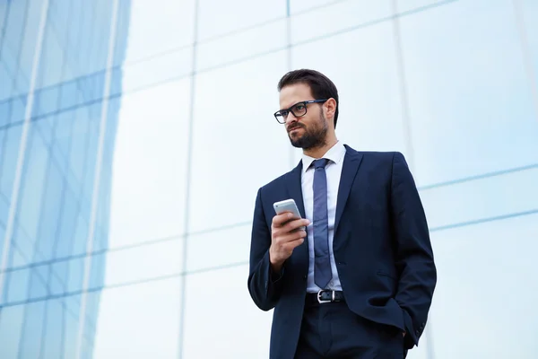 Boos zakenman houden van zijn mobiele telefoon — Stockfoto