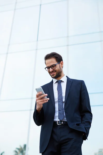 Empresario leyendo mensaje de texto — Foto de Stock