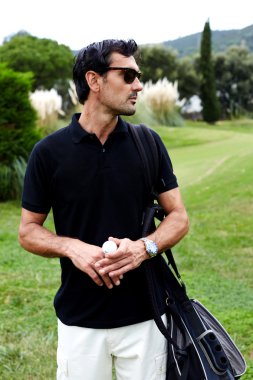 golfer man in glasses