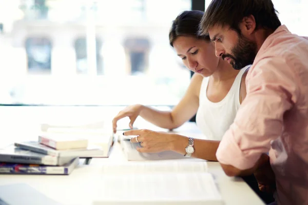 Two young students together — Stock Photo, Image