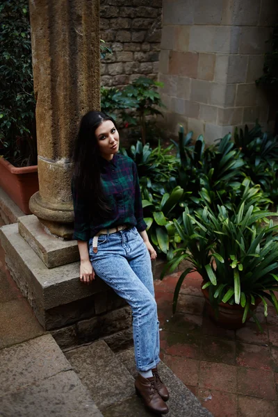 O estudante chegou com uma viagem turística para Barcelona caminha pelas ruas — Fotografia de Stock