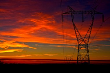 Dramatik renkli gökyüzü kule elektrik