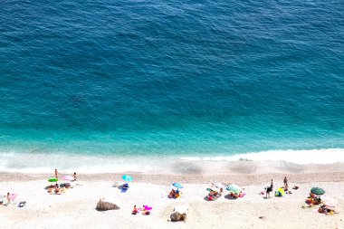 Sunbathe insanlarla güzel deniz kıyısı