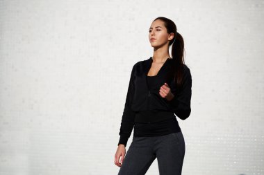 Açık havada poz spor giyimli kadın