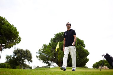Sonraki delik için yürüyüş golf oyuncu