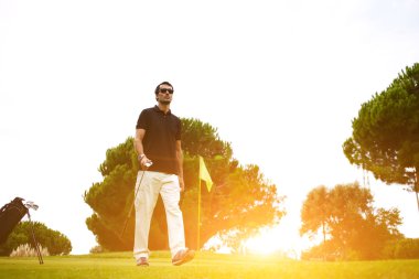 Sonraki delik için yürüyüş golf oyuncu