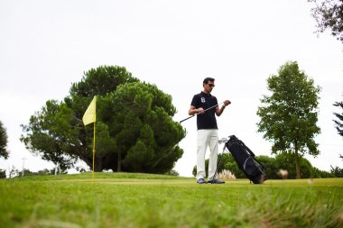 Güzel yaz gününde oynarken golf adam