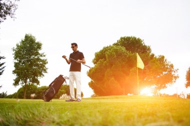 Güzel yaz gününde oynarken golf adam