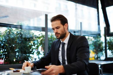 işadamı having kahvaltı