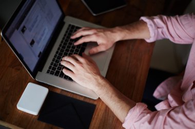 Laptop klavye üzerinde erkek el manifatura