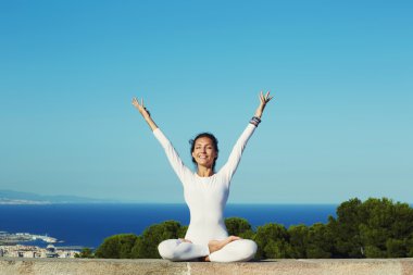 gülümseyen kadın pratik yoga