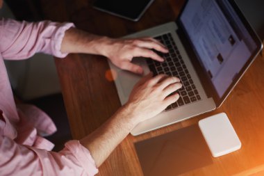 Laptop klavye üzerinde erkek el manifatura