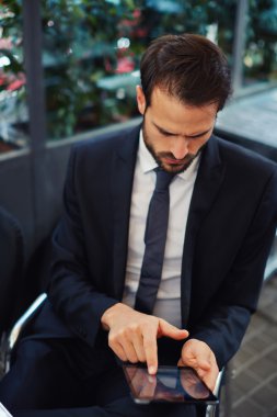 Dijital tablet ekran dokunaklı işadamı