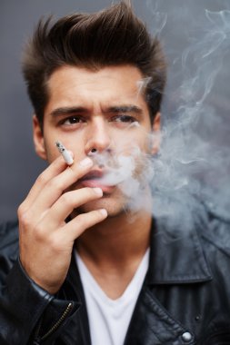 Model sigara ve duman exhaling
