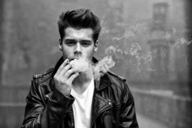 adam exhaling sigara dumanı