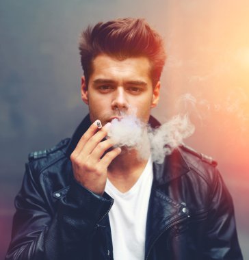 adam exhaling sigara dumanı