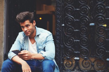 adam kısa mesaj gönderme