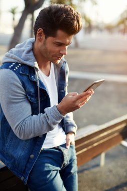 adam kısa mesaj gönderme