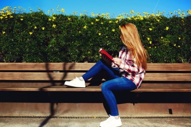 Bahar Park'ta rahatlatıcı kız