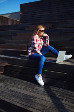 Öğrenci dizüstü bilgisayar ile