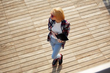 Onun dijital tablet tutan kadın