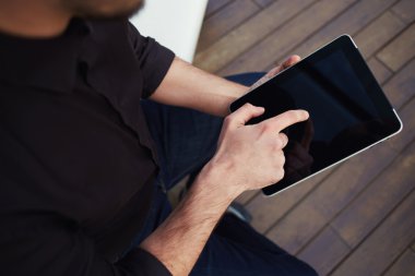 Adamın elleri siyah tablet tutun