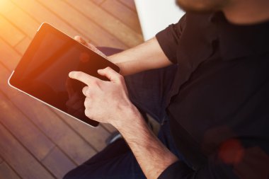 Adamın elleri siyah tablet tutun