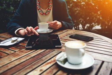 Meşgul değmek perde tablet kullanan kadın