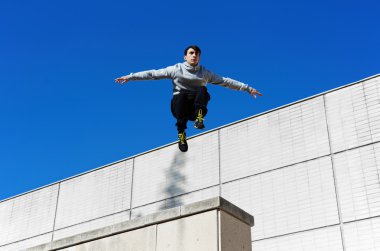 Erkek parkour ücretsiz runner atlama