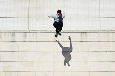 Erkek parkour ücretsiz runner atlama