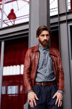 Sakal poz ile hipster adam