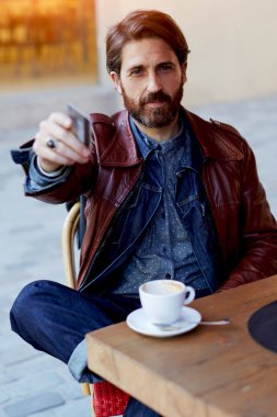 Adam kahvesini için ödeme