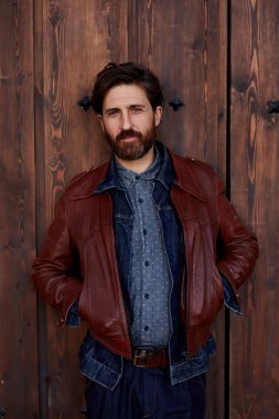 Sakal poz ile hipster adam