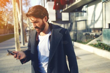 adam kısa mesaj gönderme