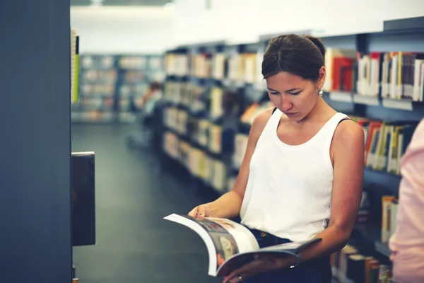 Asiatico femmina holding aperto rivista — Foto Stock