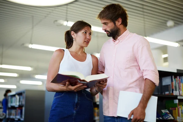 Studenter som ser på hverandre – stockfoto