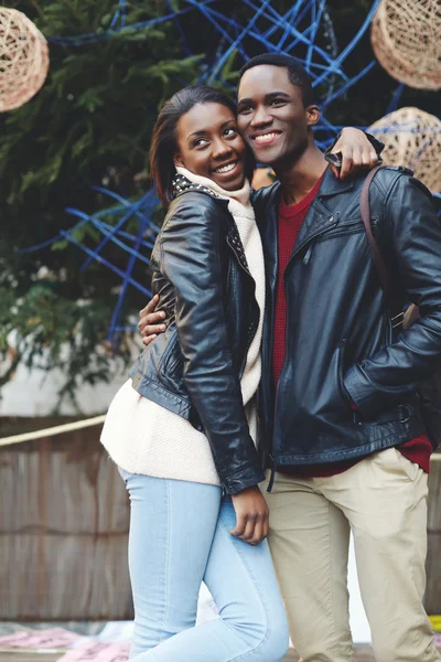 Çift Noel tatile gülüyor